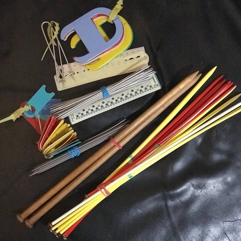 Knitting items (needles, bobbins, gauge, yarn holders)